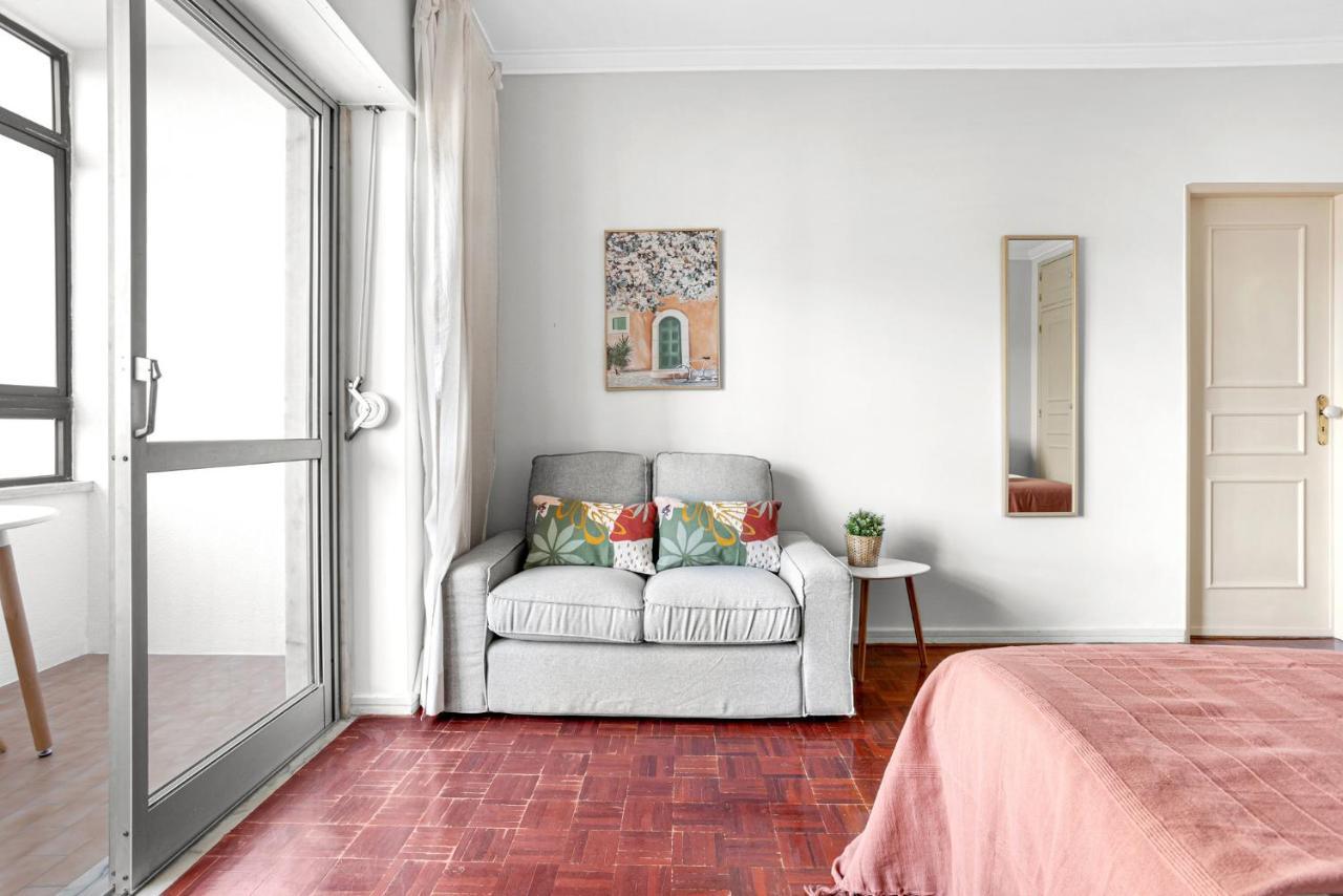Wonderful Shared Apartment In Alfornelos - Near Metro! Lisbona Esterno foto