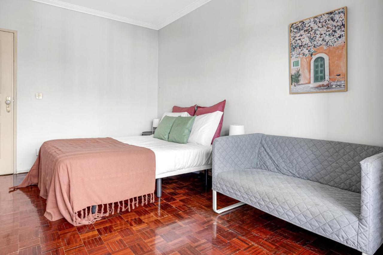Wonderful Shared Apartment In Alfornelos - Near Metro! Lisbona Esterno foto