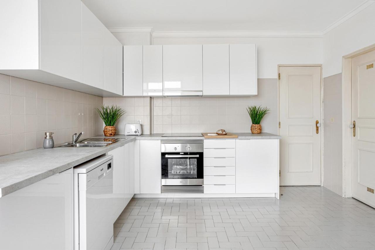 Wonderful Shared Apartment In Alfornelos - Near Metro! Lisbona Esterno foto