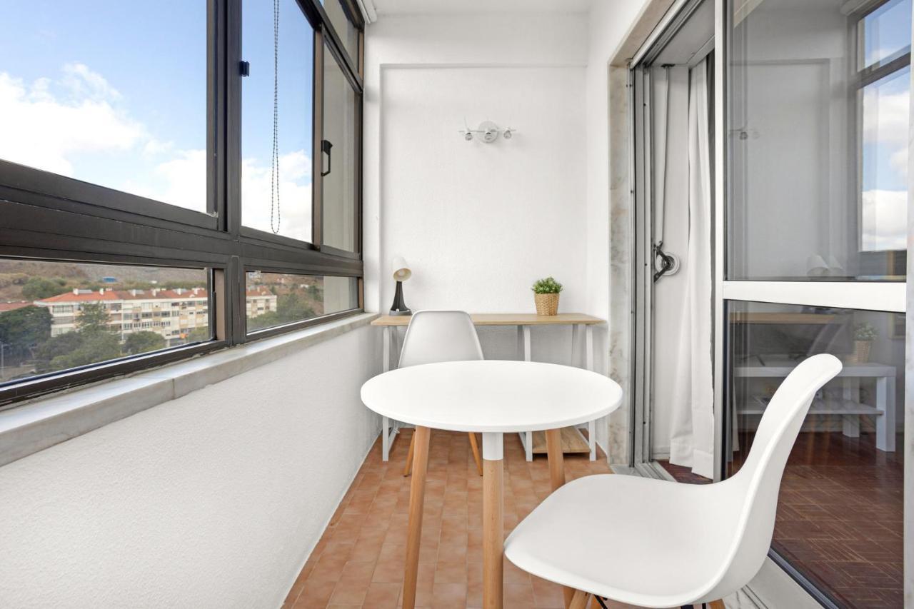 Wonderful Shared Apartment In Alfornelos - Near Metro! Lisbona Esterno foto