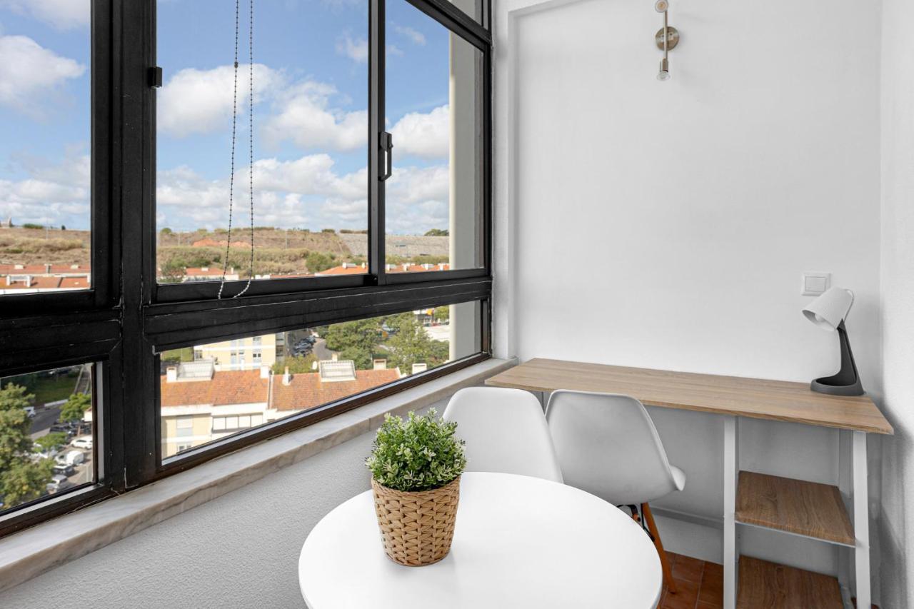 Wonderful Shared Apartment In Alfornelos - Near Metro! Lisbona Esterno foto
