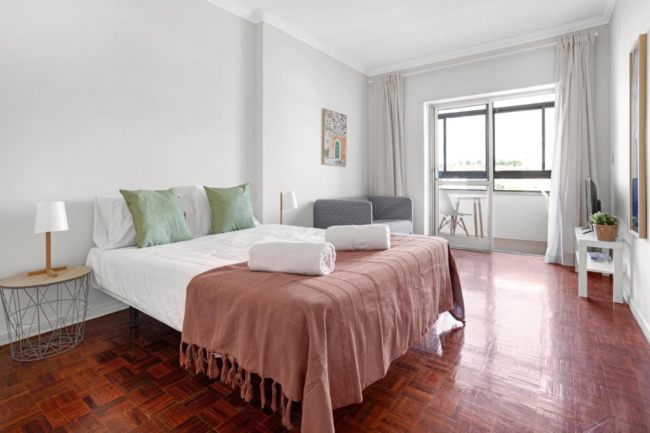 Wonderful Shared Apartment In Alfornelos - Near Metro! Lisbona Esterno foto