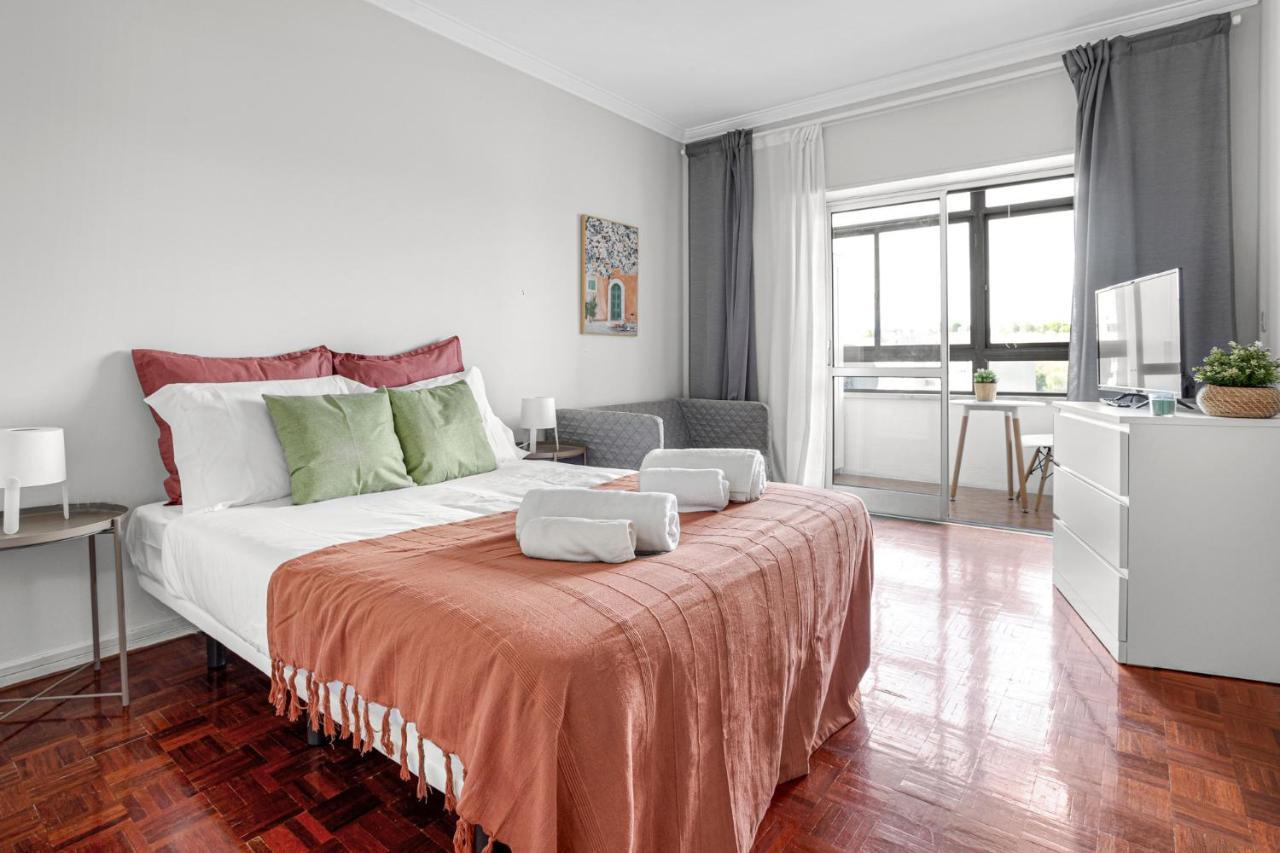 Wonderful Shared Apartment In Alfornelos - Near Metro! Lisbona Esterno foto