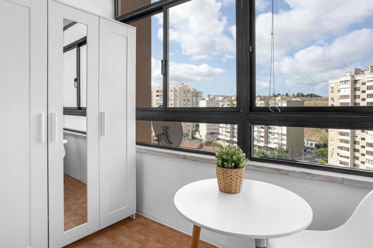 Wonderful Shared Apartment In Alfornelos - Near Metro! Lisbona Esterno foto