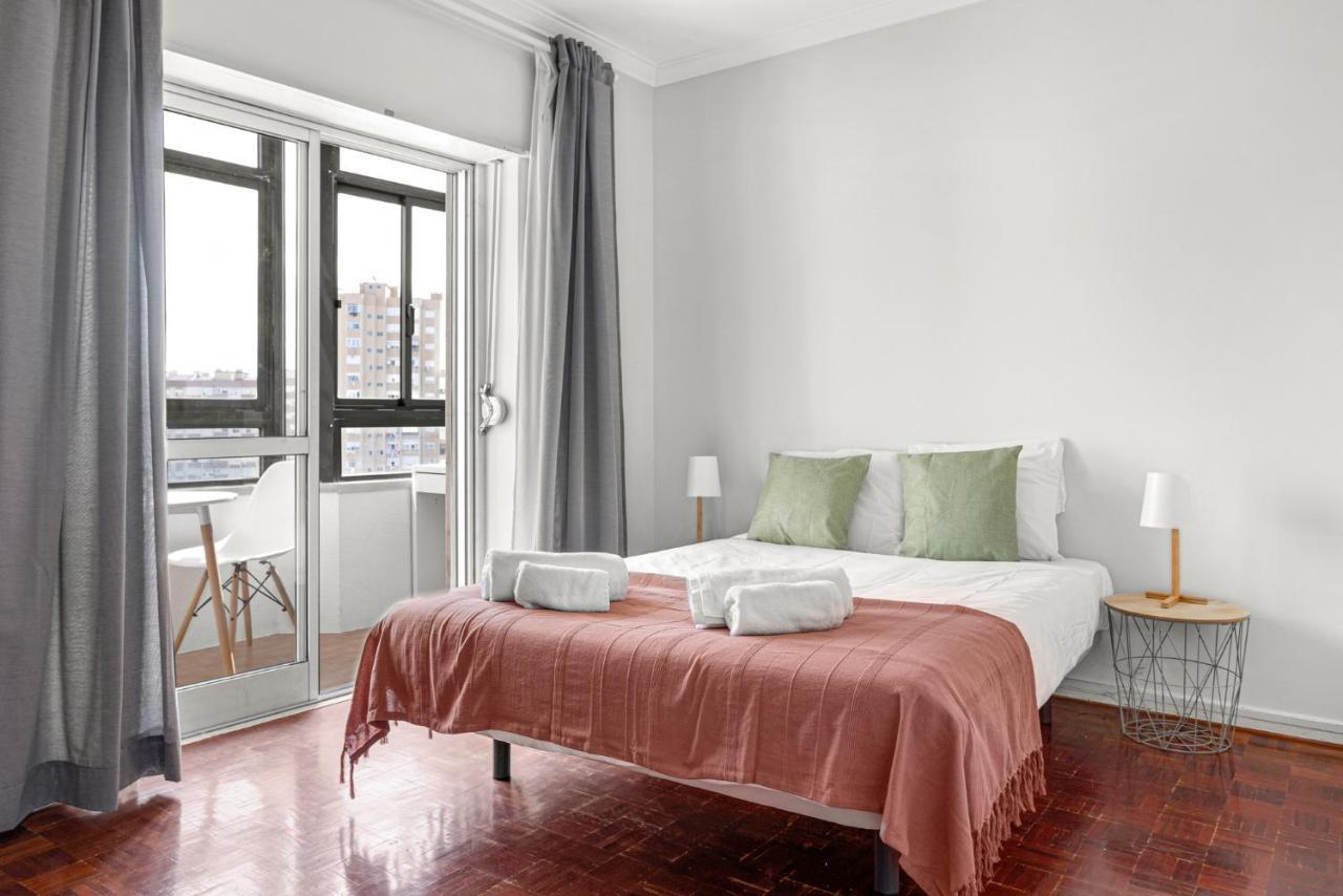 Wonderful Shared Apartment In Alfornelos - Near Metro! Lisbona Esterno foto