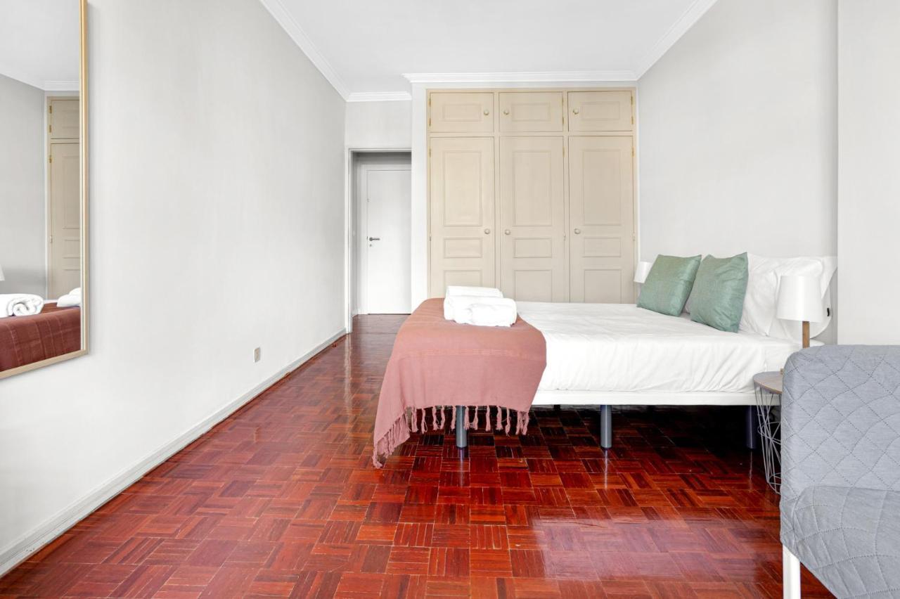 Wonderful Shared Apartment In Alfornelos - Near Metro! Lisbona Esterno foto